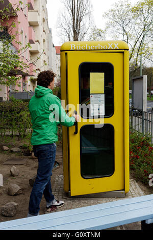 Un uomo che va in un libro BucherBoxx exchange booth a Berlino Foto Stock