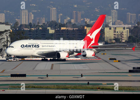 Los Angeles, Stati Uniti d'America - 20 Febbraio 2016: A Qantas Airbus A380-800 con la registrazione VH-OQE taxi a Los Angeles International un Foto Stock