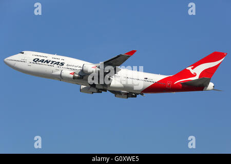 Los Angeles, Stati Uniti d'America - 20 Febbraio 2016: Un Qantas Boeing 747-400 con la registrazione VH-OEE decolla da Los Angeles Internatio Foto Stock