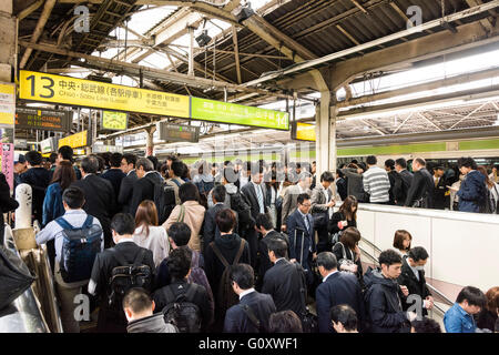 Stazione di Shinjuku in ora di punta, Shinjuku, Tokyo, Giappone Foto Stock