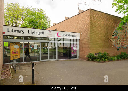 Wrexham biblioteca pubblica e galleria d'arte aperto nel 1974 fornisce il prestito libri, i luoghi di formazione e accesso a internet Foto Stock