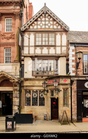 Il Royal Oak Pub a Wrexham High Street costruito intorno al 1828 un ottimo esempio di un grado due elencati graticcio public house Foto Stock