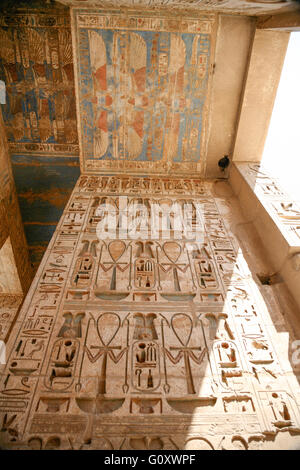 Soffitto e parete del landmark tempio egiziano di Ramses o Ramesse III a Medinet Habu, monumento con dipinti, carving figure Foto Stock