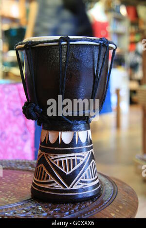 Piccoli fatti a mano africana in bianco e nero il tamburo in un fairtrade shop Foto Stock