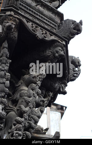 Intricati intarsi sul montante in legno, indo stile persiano, trovati in Ahmedabad, Gujarat Foto Stock