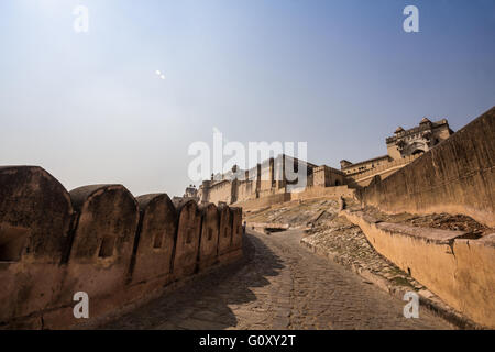 Passerella per il Forte Amber, la principale attrazione turistica nella zona di Jaipur. Foto Stock