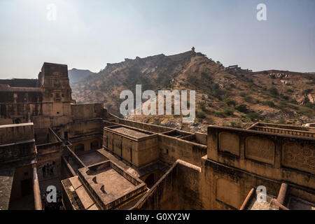 Amber fort di Jaipur, jaigargh fort visto alla cima della collina. Foto Stock