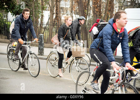 Ciclista ciclismo pedale di " commuters " giro in bici al lavoro Foto Stock