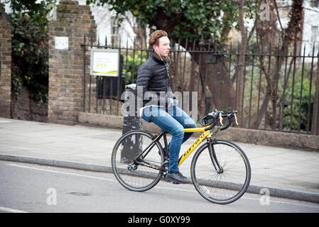 Ciclista ciclismo pedale di " commuters " giro in bici al lavoro Foto Stock