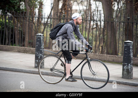 Ciclista ciclismo pedale di " commuters " giro in bici al lavoro Foto Stock