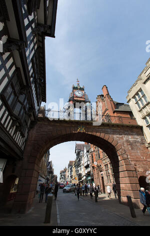 Città di Chester, Inghilterra. Vista pittoresca di negozi su Eastgate Street, con l'Eastgate Clock in primo piano. Foto Stock