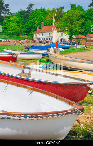 Suffolk UK estate, vista delle barche lungo il fiume Deben in una giornata estiva con la casa pubblica Ramsholt Arms in lontananza, Suffolk, Inghilterra. Foto Stock