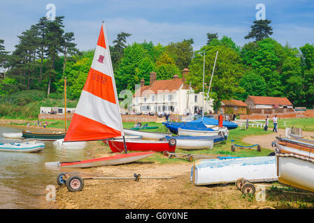 Ramsholt Suffolk, vista in estate di barche redatto lungo il fiume Deben litorale con il Ramsholt Arms pub nella distanza, Suffolk, Inghilterra, Regno Unito Foto Stock