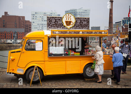 Coda fuori dal classico giallo Citroen 'H' gelato, cart caffè, furgoni caffè, catering van. Un veicolo francese, veicolo alimentare convertito a vendere alimenti e bevande, Liverpool, Merseyside, Regno Unito Foto Stock