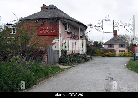 Abbandonato il Rose & Crown Pub, Stanton, Suffolk, Inghilterra, Regno Unito. Foto Stock