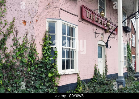 Abbandonato il Rose & Crown Pub, Stanton, Suffolk, Inghilterra, Regno Unito. Foto Stock