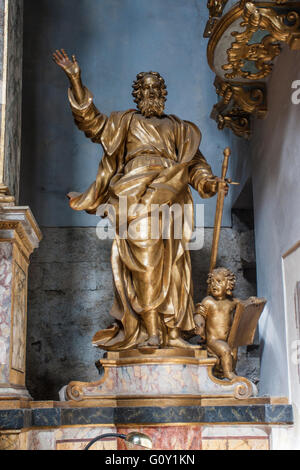 Statua di San Paolo Apostolo San Paolo tiene la spada mentre un putto tenere il libro. Interno di Santa Maria sopra Minerva, assi Foto Stock