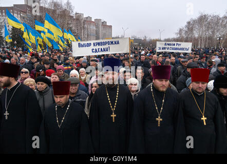 Kryvyi Rih, Ucraina - 24 novembre 2015: la formazione dei sacerdoti della chiesa ortodossa russa (Patriarcato di Mosca) davanti alla folla Foto Stock