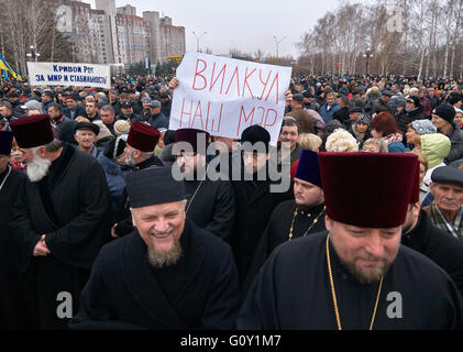 Kryvyi Rih, Ucraina - 24 novembre 2015: la formazione dei sacerdoti della chiesa ortodossa russa (Patriarcato di Mosca) davanti alla folla Foto Stock