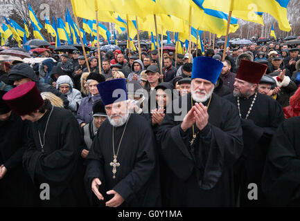 Kryvyi Rih, Ucraina - 24 novembre 2015: la formazione dei sacerdoti della chiesa ortodossa russa (Patriarcato di Mosca) davanti alla folla Foto Stock