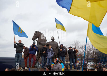 Kryvyi Rih, Ucraina - 22 novembre 2015: persone con Ucraina e crimea tatar bandiere vicino al monumento al fondatore della città Foto Stock