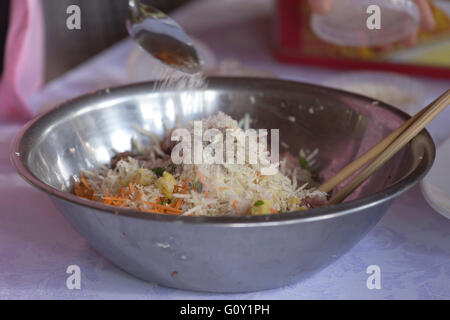 Insalata piccante verde giovane girasole piantina - asia cibo Foto Stock