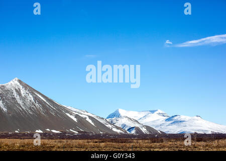 Nevato colline occidentali in Islanda in una giornata di sole Foto Stock