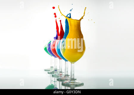 Cinque bicchieri con spruzzi di vernice acrilica multicolore Foto Stock