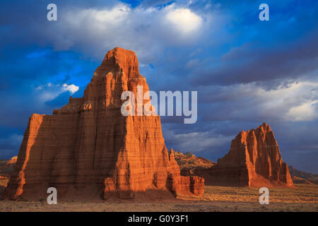 Sunrise luce sui templi della luna e del sole nella cattedrale di bassa valle del Capitol Reef National Park nello Utah Foto Stock