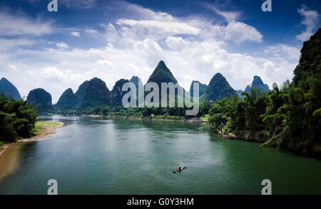 Il Fiume Li e del carso formazioni rocciose, Yangshuo, Guangxi, Cina Foto Stock