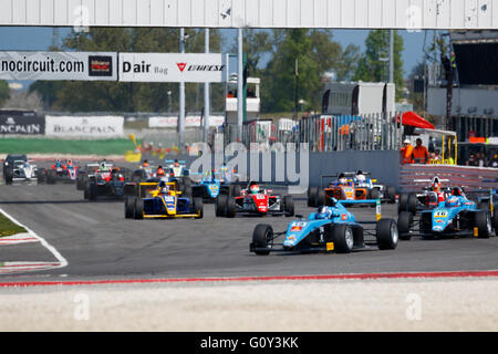 Misano Adriatico, Italia - - aprile 10, 2016: Auto Prepararsi a lasciare la griglia all'inizio durante la gara uno al Misano World Circuit su durante l'italiano F4 Championship Powered by Abarth Foto Stock