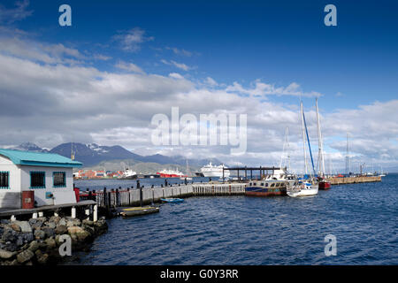 Barche ormeggiate nel porto di Ushuaia, Tierra del Fuego, Argentina Foto Stock