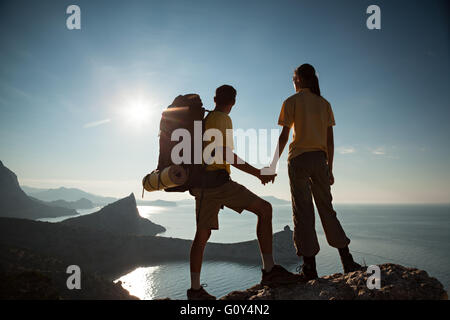 Giovane guardando bellissima alba Foto Stock
