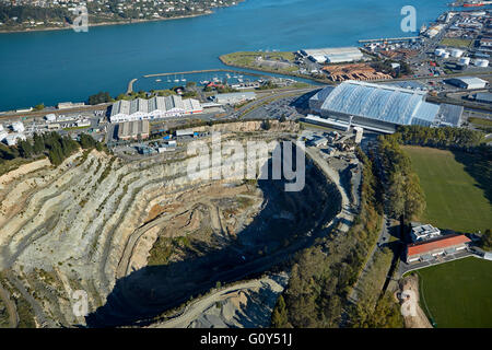 Palmers cava, Forsyth Barr Stadium e il porto di Otago, Dunedin, South Island, in Nuova Zelanda - aerial Foto Stock
