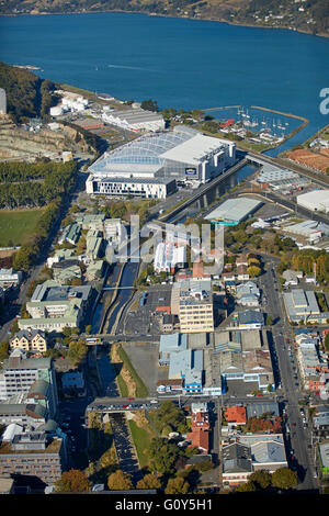 Acqua di Leith, Forsyth Barr Stadium e il porto di Otago, Dunedin, South Island, in Nuova Zelanda - aerial Foto Stock