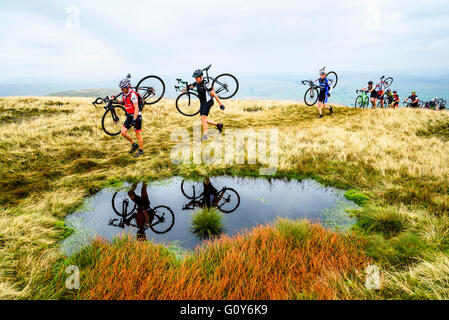 I piloti Ingleborough ascendente nel 2015 Tre Cime gara ciclocross, un evento annuale su tre montagne dello Yorkshire Foto Stock