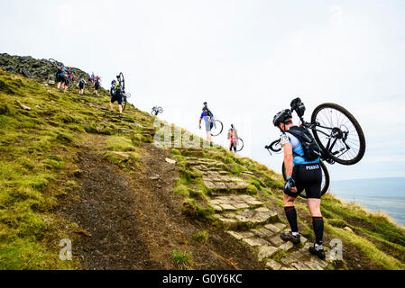 I piloti Ingleborough ascendente nel 2015 Tre Cime gara ciclocross, un evento annuale su tre montagne dello Yorkshire Foto Stock