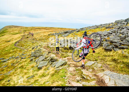 I piloti Ingleborough discendente nel 2015 Tre Cime gara ciclocross, un evento annuale su tre montagne dello Yorkshire Foto Stock