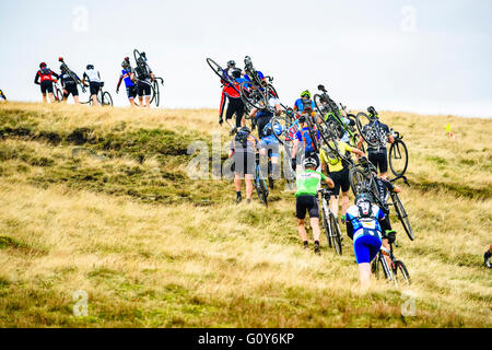 I piloti Ingleborough ascendente nel 2015 Tre Cime gara ciclocross, un evento annuale su tre montagne dello Yorkshire Foto Stock