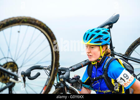 I piloti Ingleborough ascendente nel 2015 Tre Cime gara ciclocross, un evento annuale su tre montagne dello Yorkshire Foto Stock