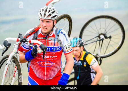 I piloti Ingleborough ascendente nel 2015 Tre Cime gara ciclocross, un evento annuale su tre montagne dello Yorkshire Foto Stock