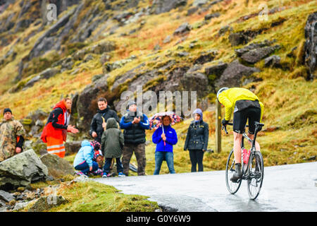 Piloti ascend Hardknott passare durante il Fred Whitton sfida, un 180km/112 miglia di corsa sportiva nel Lake District inglese Foto Stock