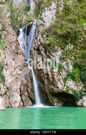 Cascata sul fiume Agura a Sochi, Krai Krasnodar, Russia Foto Stock