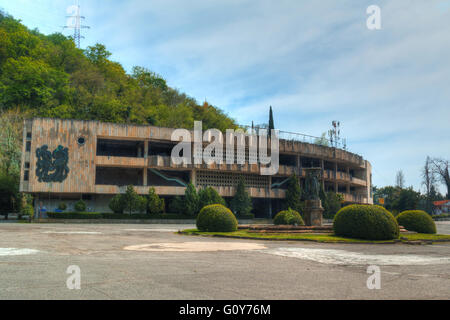 Abbandonato il centro commerciale 'zhoekvara' con una fontana nella piazza di gagra, Abkhazia, elaborazione hdr Foto Stock