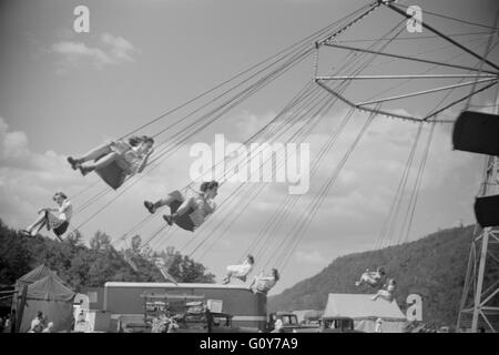 Carnival Ride, cade a soffietto, Vermont, USA, da Jack Delano per la Farm Security Administration, Agosto 1941 Foto Stock