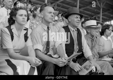 Gli spettatori a Sulky gare al Fair, Rutland, Vermont, USA, da Jack Delano per la Farm Security Administration, Settembre 1941 Foto Stock