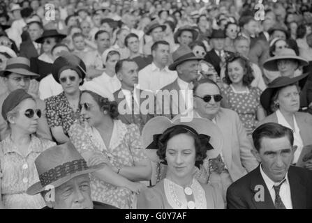 Gli spettatori a Sulky gare al Fair, Rutland, Vermont, USA, da Jack Delano per la Farm Security Administration, Settembre 1941 Foto Stock