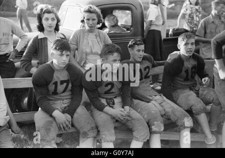 I giocatori di calcio ad alta scuola calcio gioco, Greensboro, Georgia, Stati Uniti d'America, da Jack Delano per la Farm Security Administration, Ottobre 1941 Foto Stock