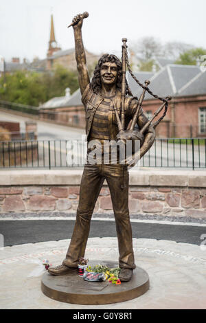 Rock band AC/DC cantante Bon Scott statua in bronzo memorial a Kirriemuir, Angus, Scozia Foto Stock