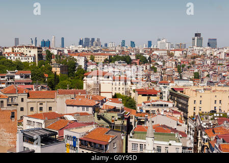 Istanbul, Turchia - 21 aprile 2016. Vecchi e nuovi edifici nella stessa cornice in Istanbul. Vista dalla Torre Galata. Foto Stock